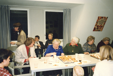 859400 Afbeelding van bewoners van de Abstederdijk en omgeving tijdens een maaltijd in het gebouw van de RIAGG Stad ...